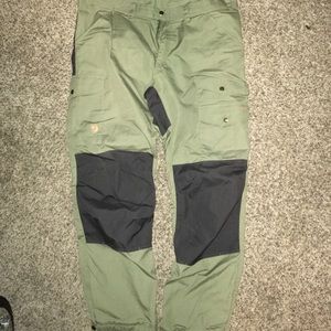 fjallraven - pants: Vidda Pro Trousers Regular. Color: Laurel Green- Deep Forest